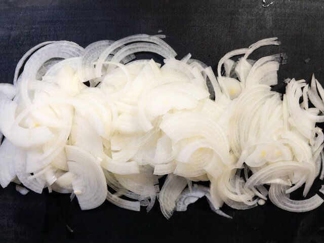 オニオングラタンスープ レシピ 玉ねぎをスライスする