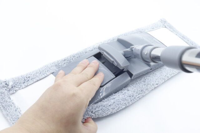 ダイソーのステンレスモップはワンプッシュで簡単に着脱できる