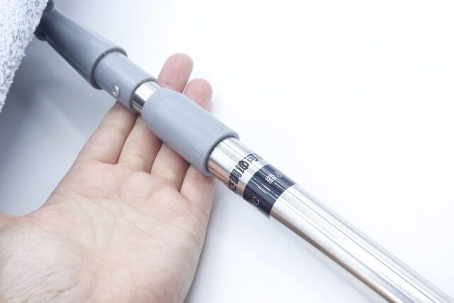 ダイソーのステンレスモップは伸縮タイプで長さ調節可能