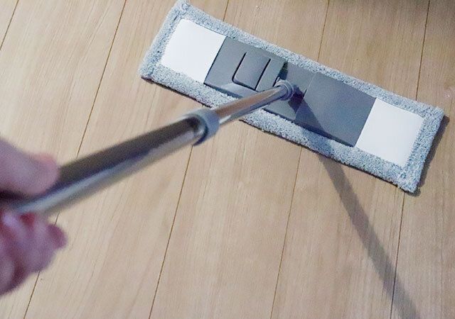 ダイソーのステンレスモップは金属製の丈夫な作りかつ軽量で扱いやすい