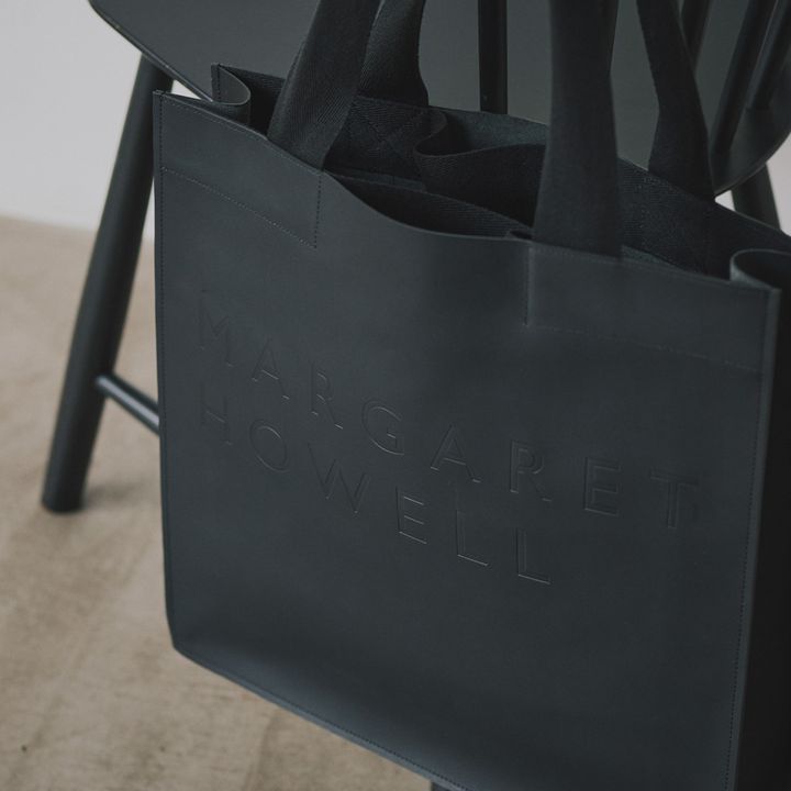 《マーガレット・ハウエル》のロゴがさり気ないアクセント。ショッピングバッグみたいなレザートート【マイスタンダードブック】