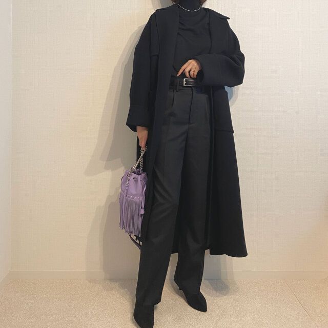 オールブラックで仕上げるなら小物できらめきをプラスして