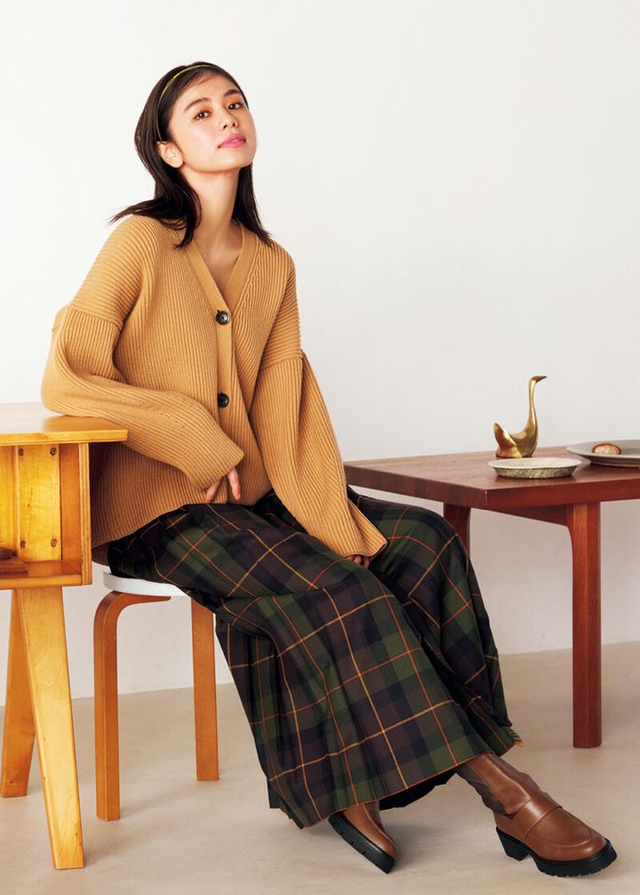 カーディガン￥26,400（セテンス） スカート￥32,780（オニール オブ ダブリン／ビショップ） カチューシャ￥1,430（アネモネ／サンポークリエイト） ブーツ￥49,500／リュニック エ モア（TOKEN）