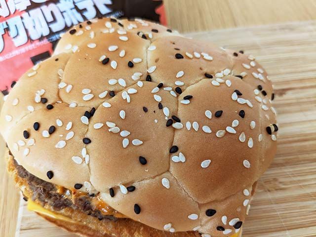 ゴジラをイメージしたゴジラバーガーの「ゴツゴツバンズ」のアップ