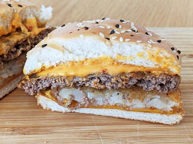 「旨辛肉厚ビーフ&ザク切りポテト」の断面