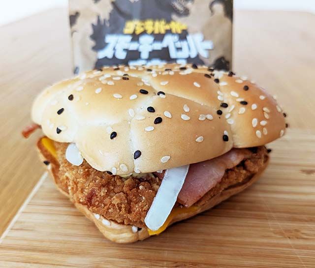 包装紙を取った「スモーキーペッパーチキン」がテーブルに置かれている様子