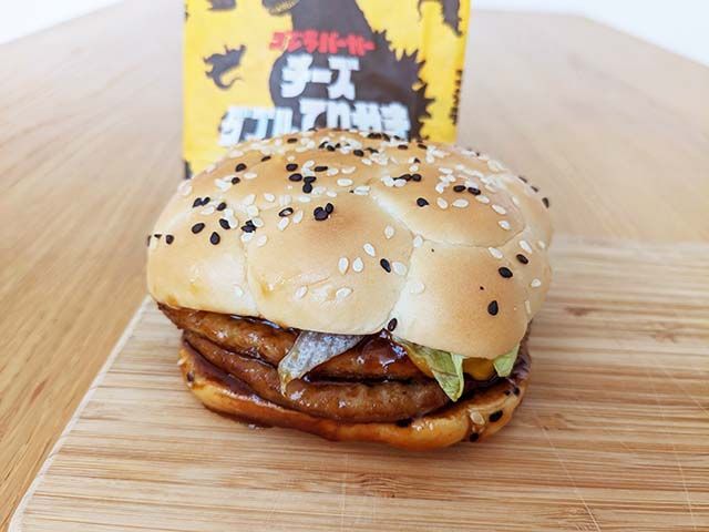 包装紙を取った「チーズダブルてりやき」がテーブルに置かれている様子