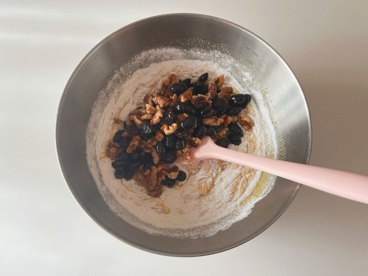 余ったお節で作る黒豆くるみラムレーズンの米粉パウンドケーキ【渡辺友美子のコーヒーに合うお菓子のレシピ vol.24 〜レシピで旅するヨーロッパ〜】