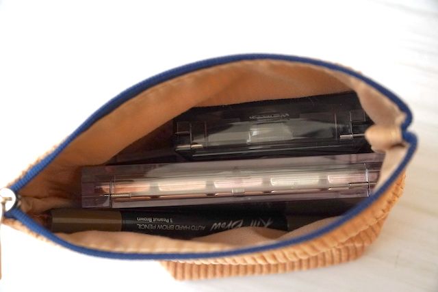 コスメを収納したポーチ