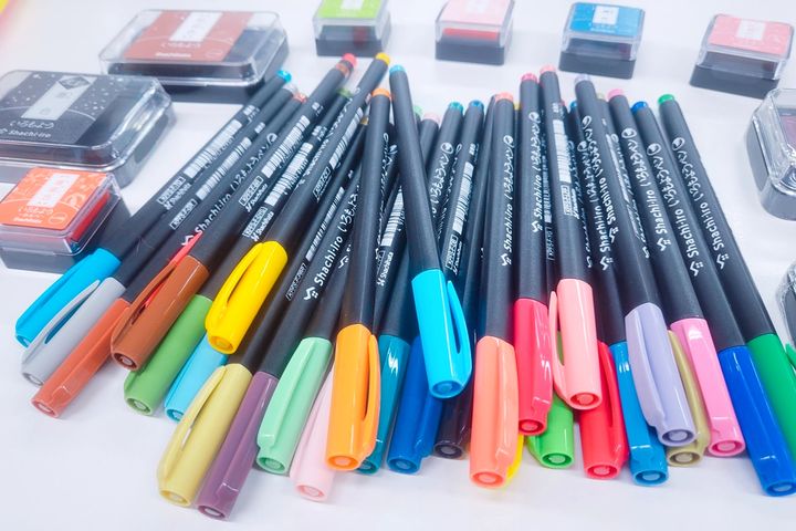 色とりどりのカラーペンやスタンプ台には、それぞれ「牡丹色」「瑠璃色」など趣ある日本の伝統色の名前が付けられている