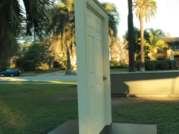 公園に置かれたドア