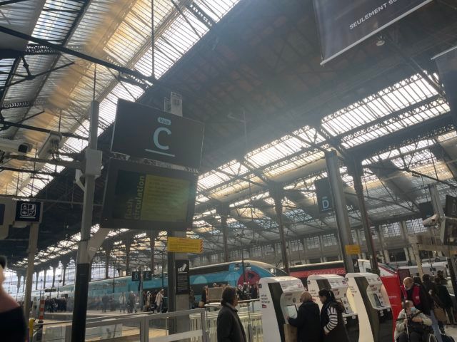 フランスの駅構内画像