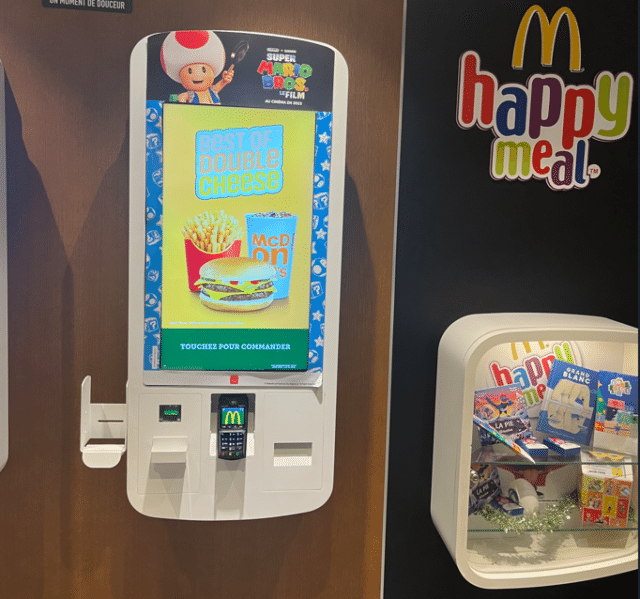 フランスの空港内マクドナルドホールディングス画像