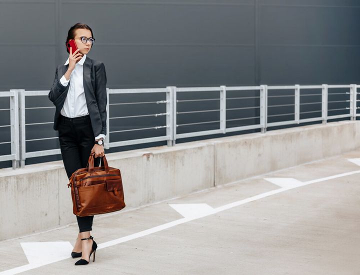 スーツを着こなした女性