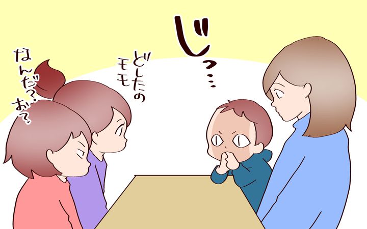 じっと家族の顔を見つめる長男