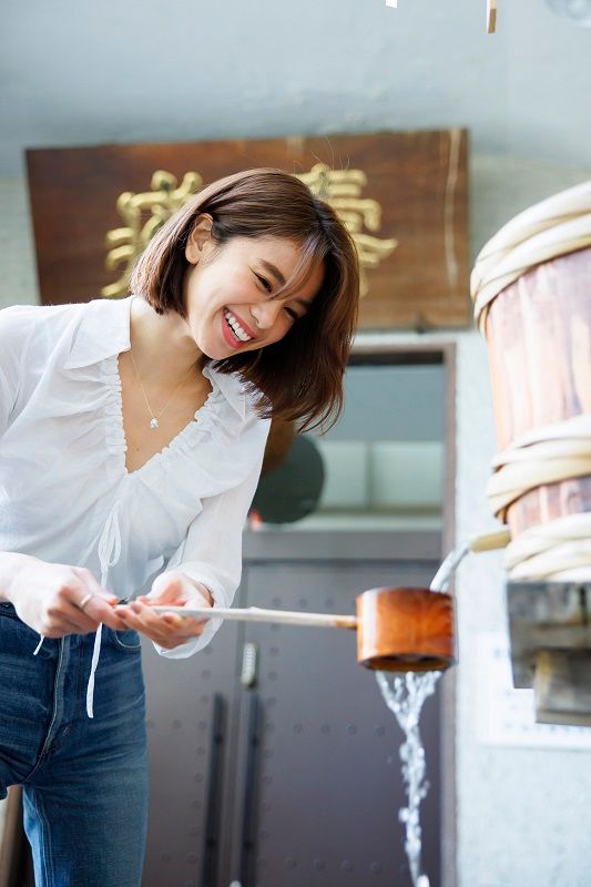 霊峰白山を源流とする福光屋の仕込み水「百年水」を試飲する佐藤晴美さん