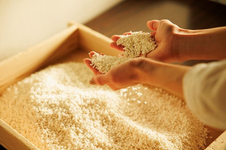 原料となる米麹に触れる佐藤晴美さん