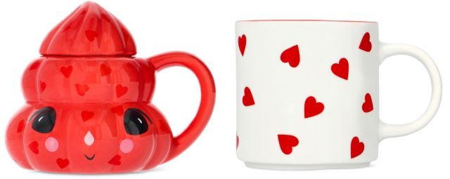 フライングタイガー 蓋付きマグ(う○ち) 770円、マグ(ハート) 715円