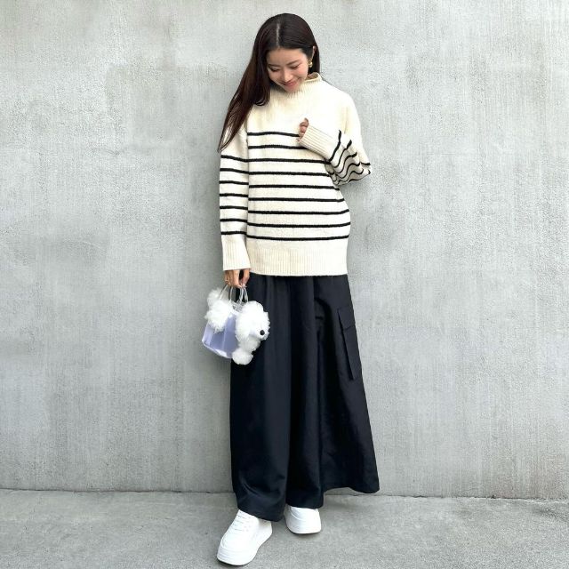 ボーダーニットとスカートとZARAのプラットフォームスニーカーを着用した全身コーデ