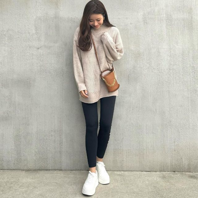 ベージュニットとZARAのプラットフォームスニーカーを着用した全身コーデ