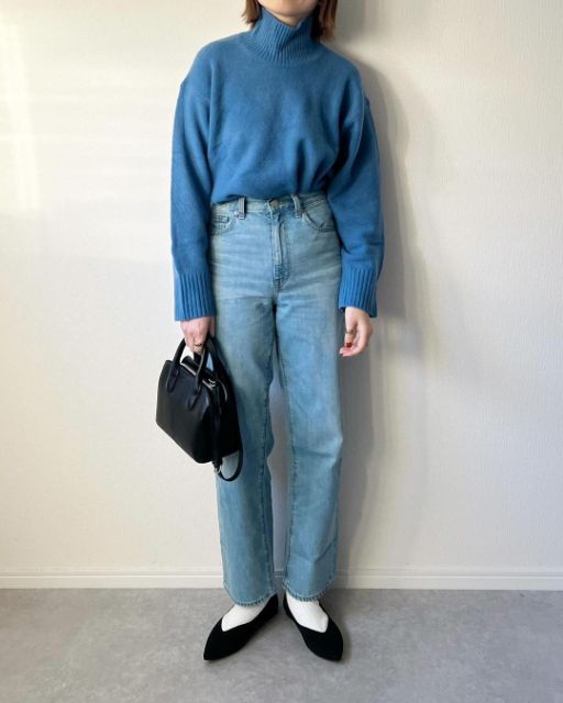 ブルーのニットとデニムの全身コーデ
