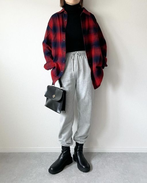 赤のチェック柄シャツと黒のタートルニットの全身コーデ