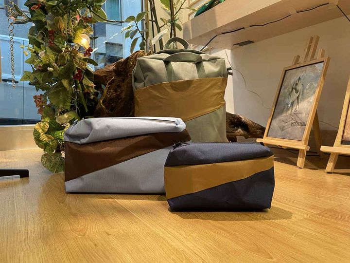 画像: SUSAN BIJL 手前よりスモールバッグ€45、ミディアムバッグ€55、リュック€85