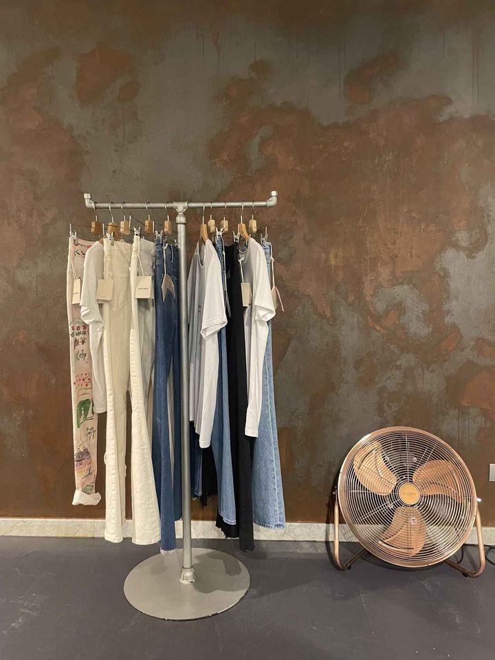 画像: 1Fは新作、2Fは前シーズンの洋服や小物が並ぶ