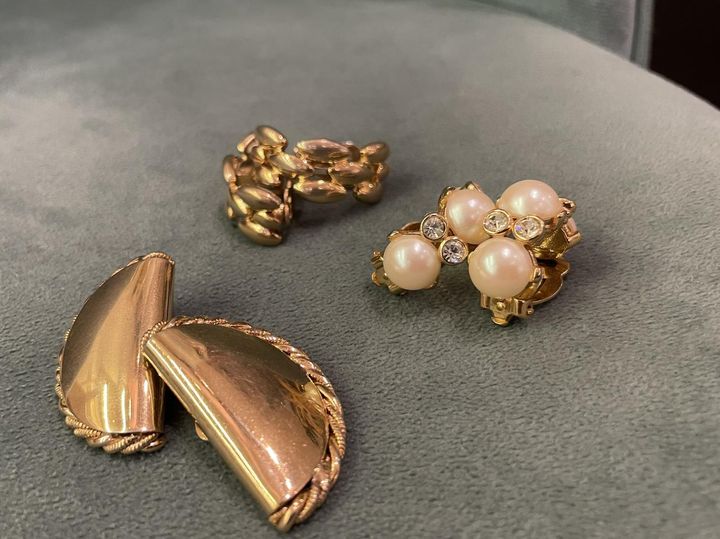 画像: ＜手前から＞ゴールドイヤリング NAPIER€120、パールイヤリング NINA RICCI€250、ゴールドイヤリング GIVENCHY€230