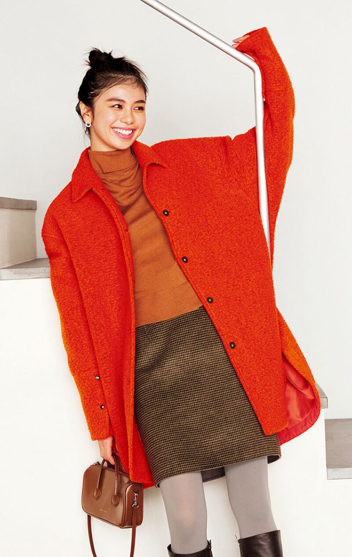 コート￥44,000（アメリ／アメリヴィンテージ） ニット￥36,900（ティーチ） スカート￥12,100（グリーンレーベル リラクシング／ユナイテッドアローズ グリーンレーベル リラクシング ルミネ有楽町店） ピアス￥24,200（ジュエッテ） バッグ￥31,900（マージシャーウッド／ユー バイ スピック＆スパン ルミネ池袋店） タイツ￥1,320（タビオ） ブーツ￥49,500（ダイアナ／ダイアナ 銀座本店）