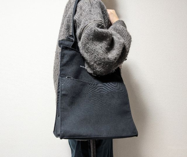 黒を肩にかけたところ