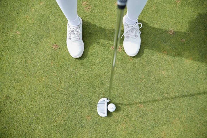 手の位置をズラすだけ！ 「理想のパターの構え」を見つける方法