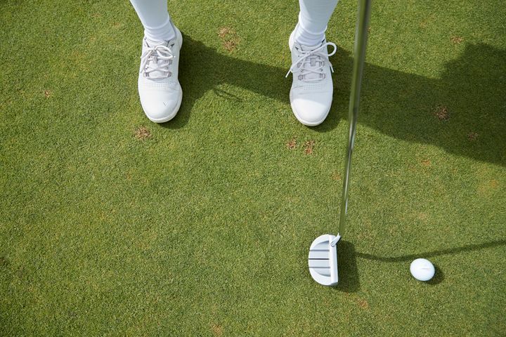 手の位置をズラすだけ！ 「理想のパターの構え」を見つける方法