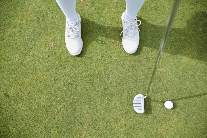 手の位置をズラすだけ！ 「理想のパターの構え」を見つける方法