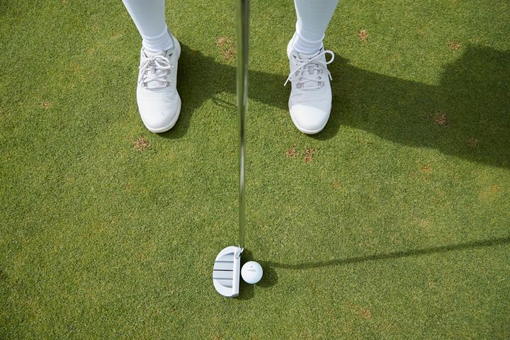 手の位置をズラすだけ！ 「理想のパターの構え」を見つける方法