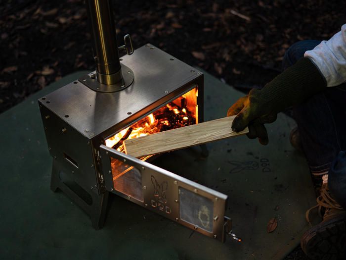 DODの薪ストーブに薪を入れているところ