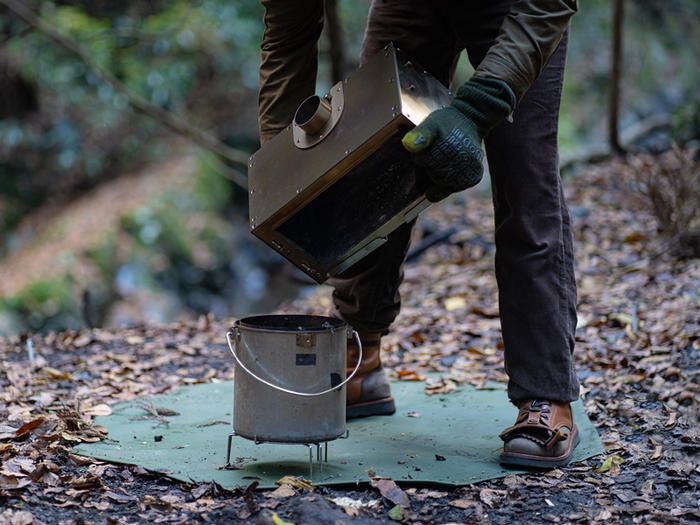 DODの薪ストーブを掃除しているところ