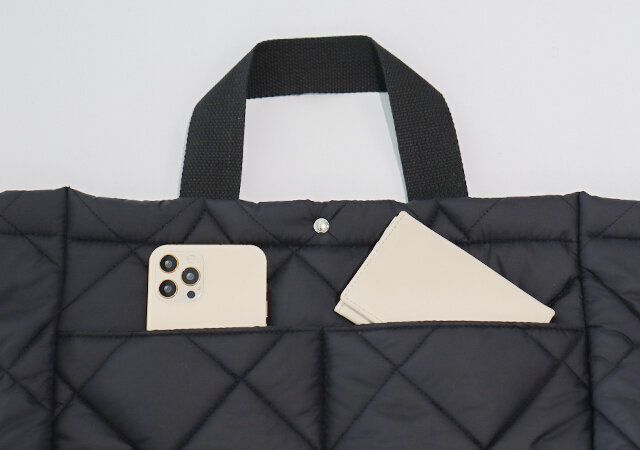 宝島社の付録のA. STANDARD［エー スタンダード］5ポケットBIGキルティングバッグのフロントポケット