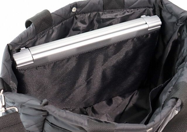 宝島社の付録のA. STANDARD［エー スタンダード］5ポケットBIGキルティングバッグのPCが入る内ポケット