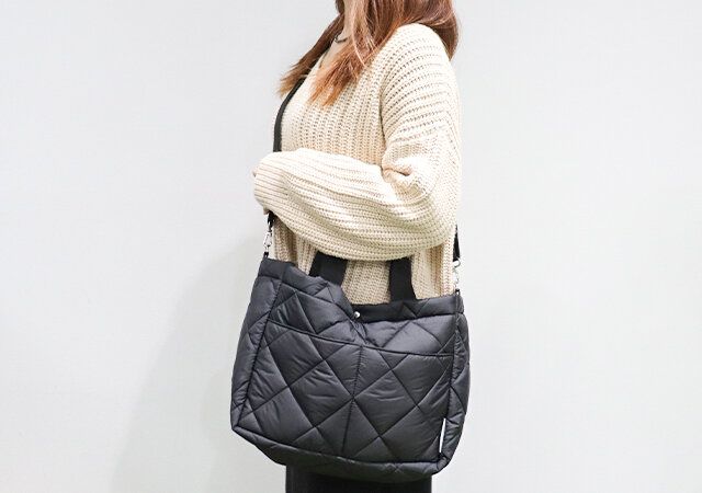 宝島社の付録のA. STANDARD［エー スタンダード］5ポケットBIGキルティングバッグは肩がけも可能