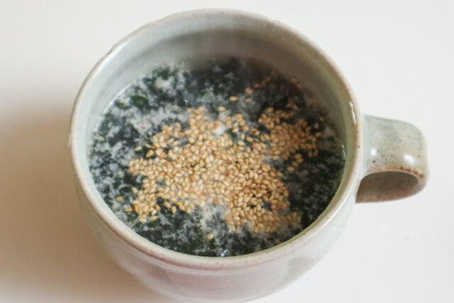 中華風わかめスープ レシピ 白ごまをふる