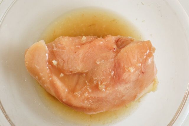 鶏塩チャーシュー 山本ゆり レシピ 鶏肉を調味料に漬ける