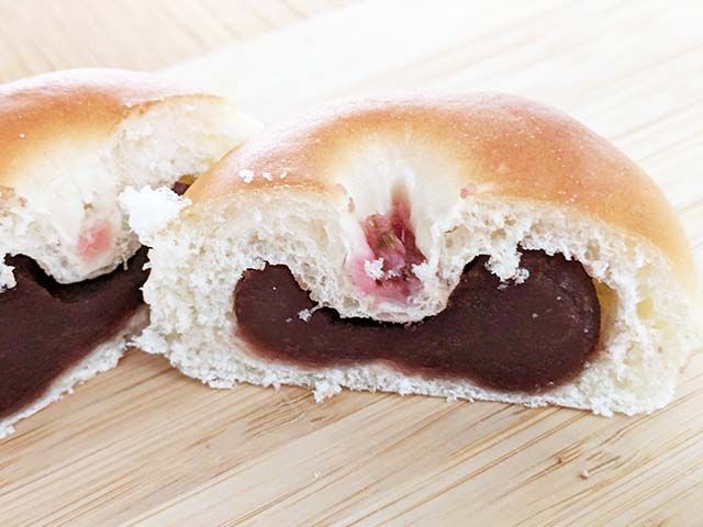 「酒種あんぱん 桜」の断面
