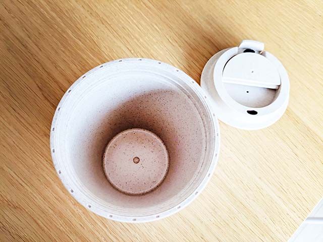 「＜オンラインショップ限定＞オリジナルロゴ入りタンブラー」の中身を映した様子