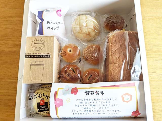 「木村屋オンラインショップ福袋」の箱を開けた様子