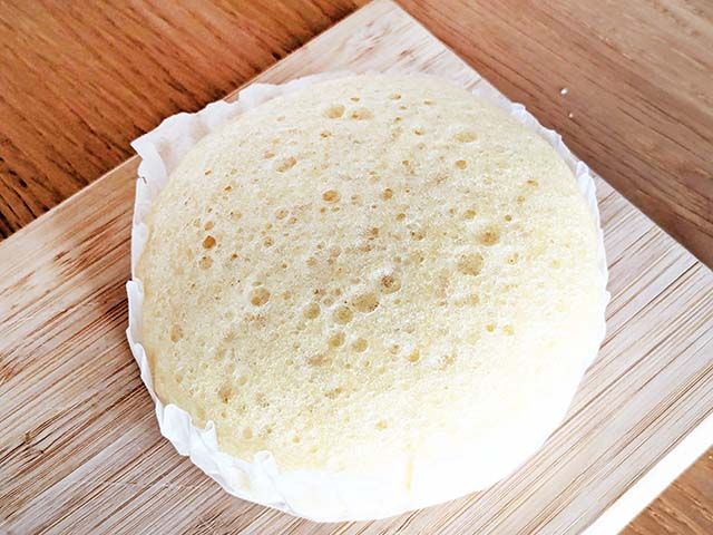 袋から取り出した「ジャンボむしケーキ プレーン」