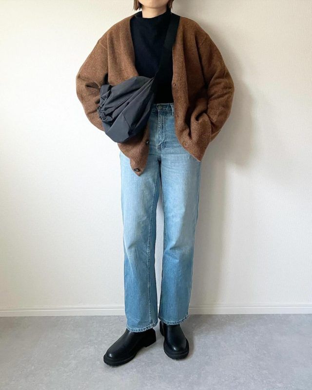 GU「ブラッシュドヤーンカーデ」ブラック＆デニムコーデ正面の女性