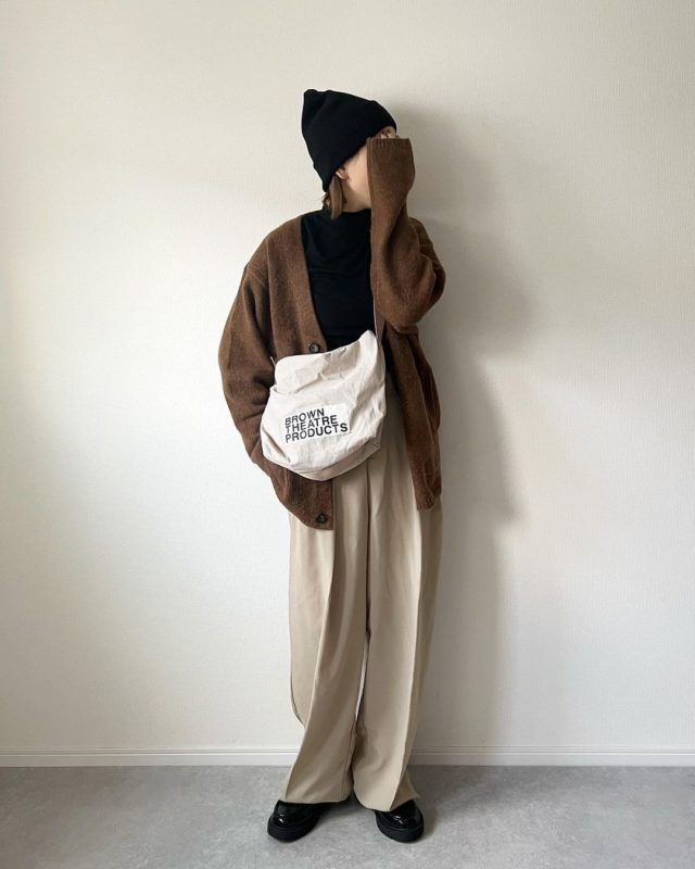 GU「ブラッシュドヤーンカーデ」タックパンツコーデの女性