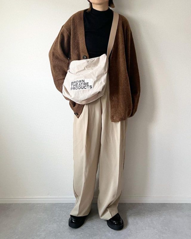 GU「ブラッシュドヤーンカーデ」タックパンツの女性正面