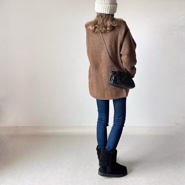 GU「ブラッシュドヤーンカーデ」スキニーコーデ後ろ